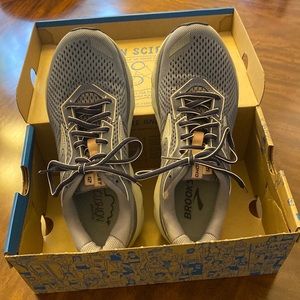 Ladies Brooks Ghost 12 Sneakers
